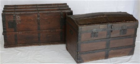 Lotto composto da due forzieri in legno con serrature in metallo decorate a bug