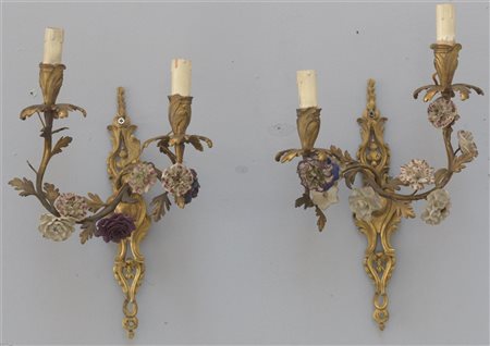 Coppia di appliques in bronzo dorato a due fiamme decorate con fiorellini in po