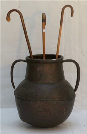 Lotto composto da un antico vaso biansato in rame e tre bastoni di fattura dive