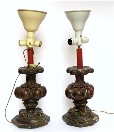 Coppia di antichi portaceri in legno scolpito con tracce di vecchia doratura a