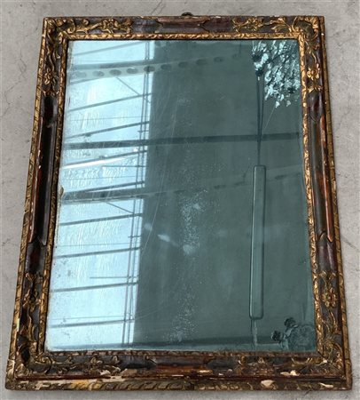 Antica cornice in legno intagliato e dorato a volute (cm 70x60) (difetti e manc