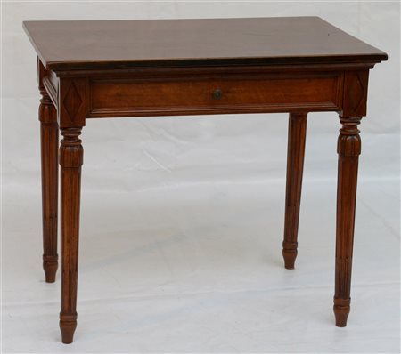 Scrittoio da bambino in noce con cassetto sottopiano, gambe tornite e scanalate