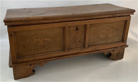 Cassapanca con fronte pannellato e intarsiato a volute stilizzate, fianchi a mo