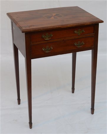 Tavolino d'appoggio in noce intarsiato e filettato con due cassetti sottopiano