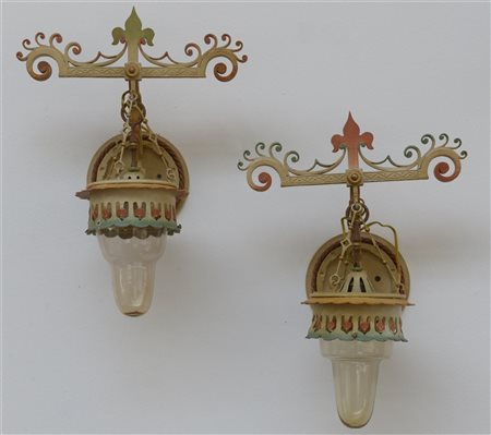 Coppia di lanterne da parete a una luce in ferro battuto, sagomato e dipinto (h