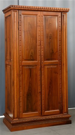 Armadio a due ante in legno intagliato con ripiani interni (cm 110x205x55) (dif