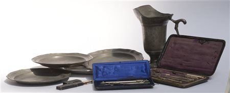 Lotto composto da cinque oggetti in peltro di epoche diverse e tre strumenti sc