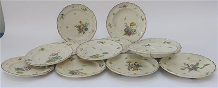 Gruppo di dodici piatti polilobati in maiolica, decorati a fiori in policromia