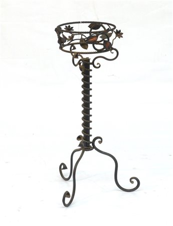 Base portavaso tripode in ferro battuto, decorato con foglioline e fiorellini i