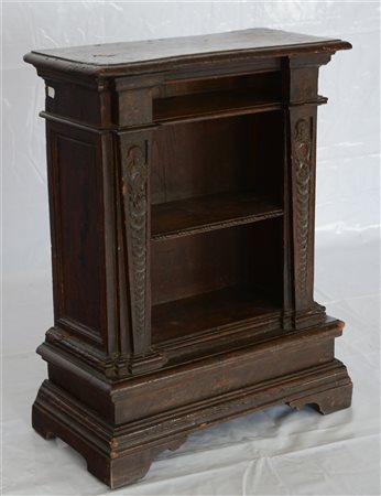Antico mobiletto con vani a giorno, fronte a lesene intagliate (cm 68x85,5x33)