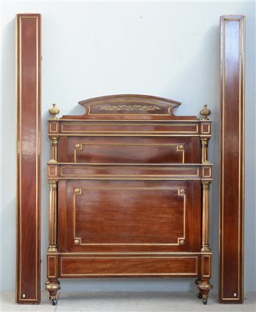 Letto ad una piazza in stile Impero con colonnine su testata e pediera, filetta