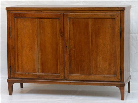 Antica credenza in noce a due ante riquadrate e due cassetti interni. Piano con
