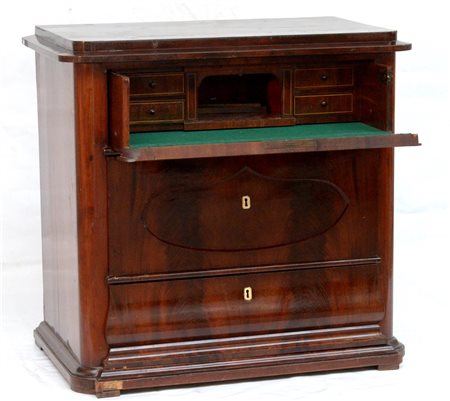 Comò in mogano e piuma di mogano, a tre cassetti di cui il primo celante piano