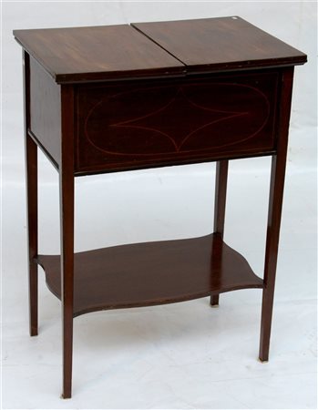 Mobiletto da lavoro in mogano, piano divisono in due parti scorrevoli con vano