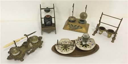 Gruppo di quattro calamai di fatture e materiali differenti (difetti)