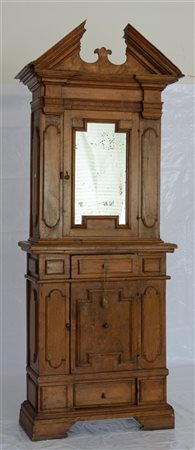 Antico mobile a due corpi di forma architettonica decorato a pannelli, parte su