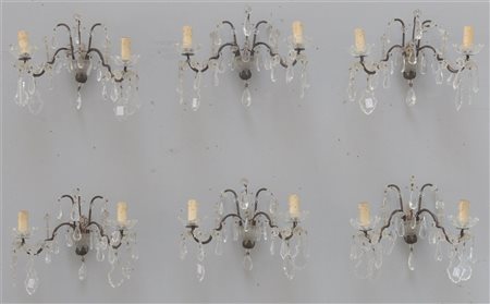 Gruppo di sei appliques a due fiamme con struttura in metallo decorata da fiori