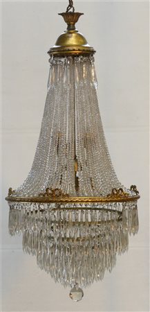 Lampadario a tre luci con struttura in metallo decorato con perline e cinque fa