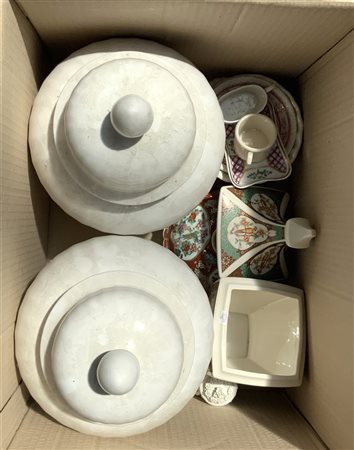 Cartone contenente numerose ceramiche di diverso uso e fattura (difetti)