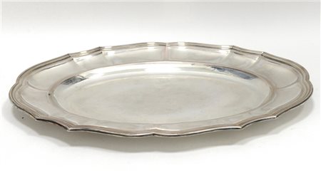 Grande pesciera con bordo mistilineo. Tiolo 800 (cm 45x33) (g 1200 ca.)