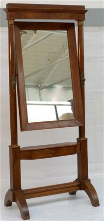 Psiche da terra con specchio basculante montato su colonne tornite con capitell