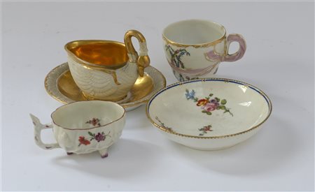 Lotto composto da una tazza, una cremiera, un piattino decorati con fiori in po