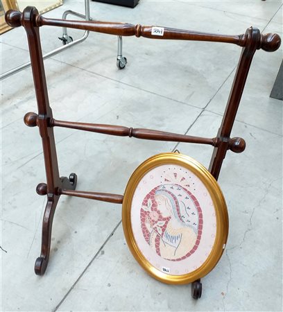 Lotto composto da un porta asciugamani in legno con sostegni torniti e un ricam