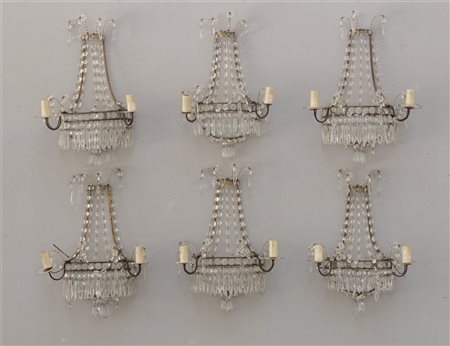 Gruppo di sei appliques a due fiamme con struttura in metallo decorata da penda