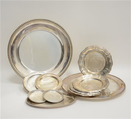 Lotto composto da tredici fra vassoi e piattini da pane in argento di fattura d