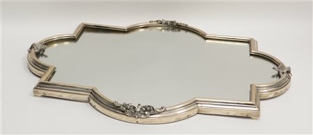 Vassoio in argento di forma mistilinea con fondo a specchio e decori a volute f