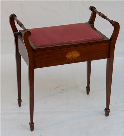 Panchetto in mogano decorato con fregio nella fascia, braccioli torniti e sedut