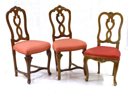 Lotto composto da una coppia di sedie in noce con schienale traforato e gambe m