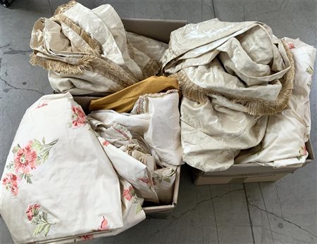 Lotto di tre caronti contenenti tessuti operati in seta di varie fogge e dimens