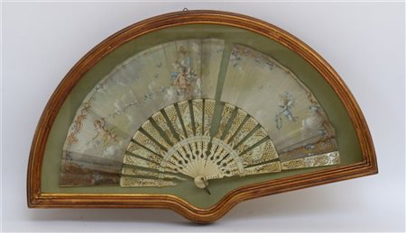 Ventaglio contenuto in teca con stecche in avorio traforato e decorato a motivi