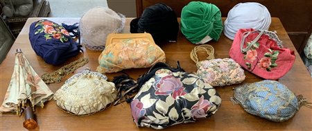 Cartone contenente numerose borsette e cappellini vintage, uniti ad un ombrelli