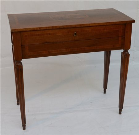 Antico scrittoietto in noce intarsiato e filettato, piano apribile con medaglio