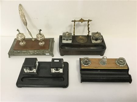 Gruppo di quattro calamai di fatture differenti in legno, bachelite e metallo a