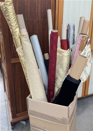 Lotto di metraggi di tessuti operati jaquard e un velluto di varie fogge e dime