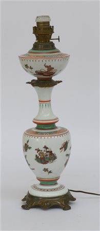 Lampada ad olio in opaline decorata a cineserie, base e ghiere in metallo dorat