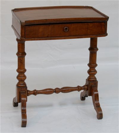 Tavolino da lavoro in noce ad angoli scantonati, cassetto sottopiano con scompa