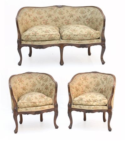 Fornitura da salotto in noce composta da divano a due posti e due poltroncine a