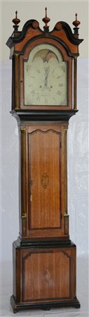 Orologio a torre di forma architettonica con cassa in legno intarsiato, decorat