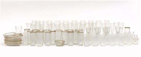 Due cartoni contenenti parti di servizio di bicchieri e mezze lune, manifatture