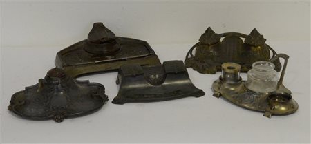 Lotto di cinque calamai liberty in peltro e metallo decorati con motivi folrrea