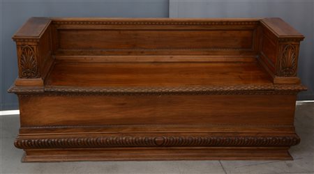 Cassapanca in noce con decori intagliati e piano sollevabile (cm 152x72x51) (di