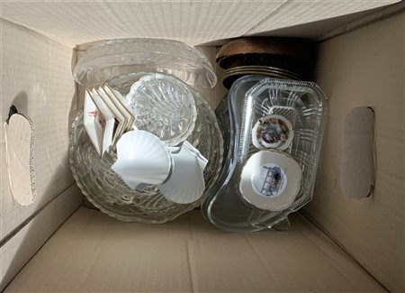 Cartone contenente numerosi oggetti di diversa fattura ed uso (gravi difetti)