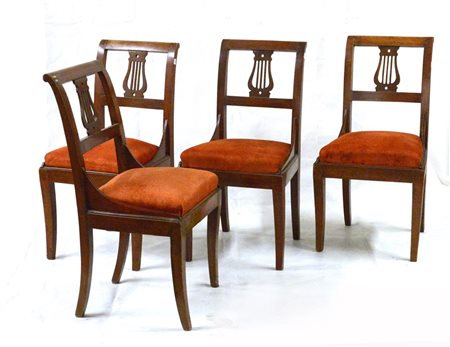 Gruppo di quattro sedie in noce con schienale a lira, secolo XIX (difetti)