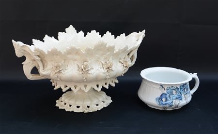 Lotto composto da un centrotavola biansato in ceramica decorato con foglie e ro