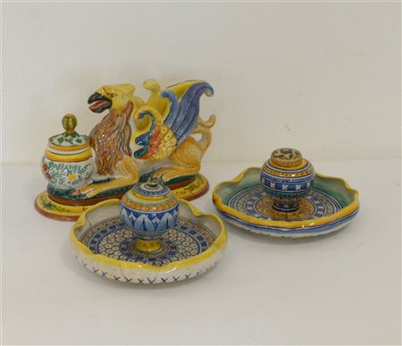 Manifattura di Deruta
Lotto di tre calamai in ceramica policroma. Secolo XX. (d