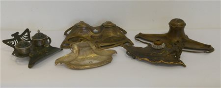 Lotto di cinque calamai liberty in ottone, peltro e bronzo. Secolo XX. (lievi d